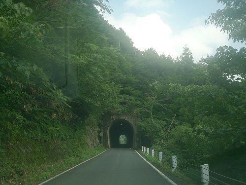 山奥のトンネル