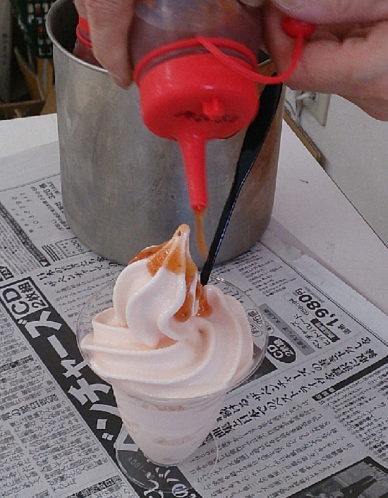 みつの里名物「桃太郎トマトソフトクリーム」