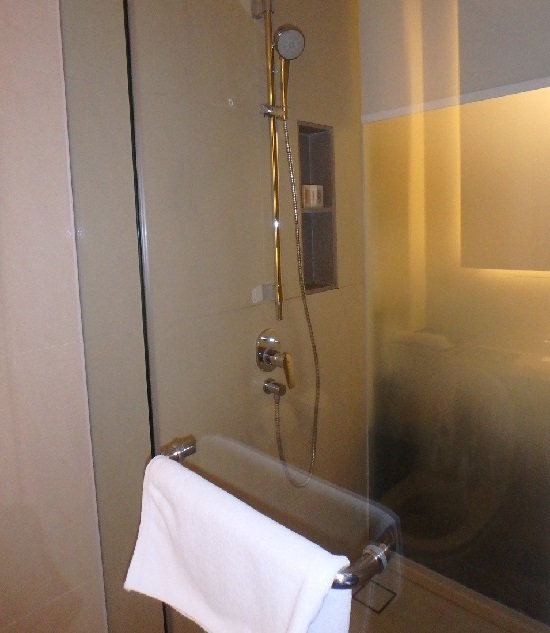 ラマダシンガポールホテル（Ramada Singapore at Zhongshan Park）の浴室