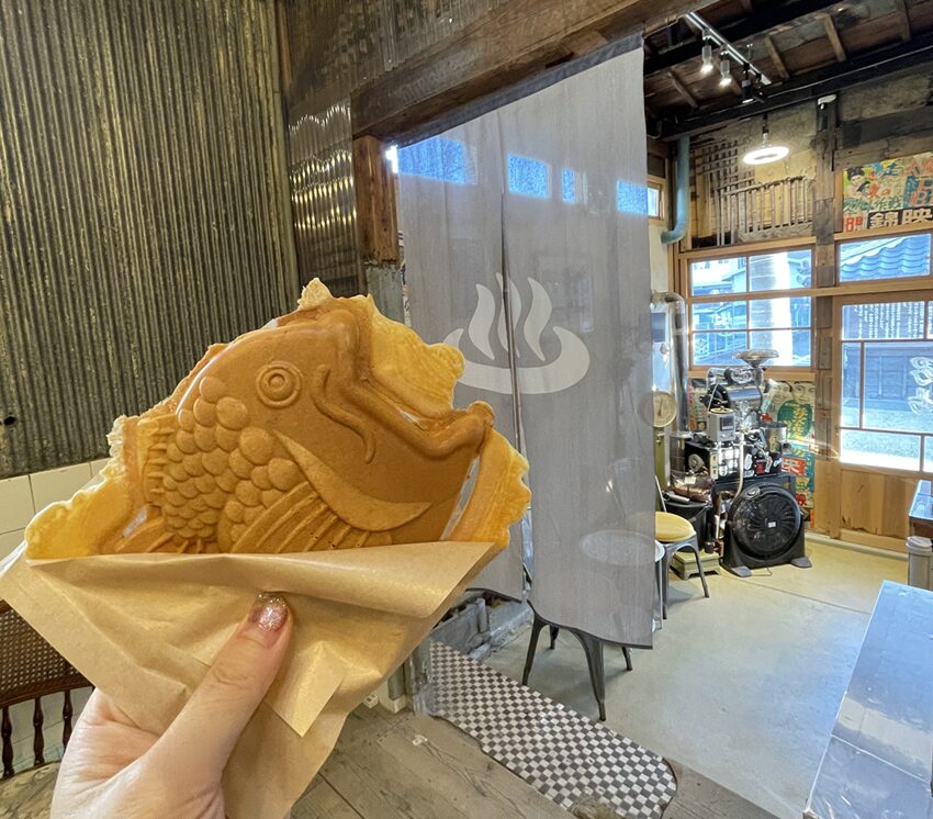 元銭湯「コーヒースタンド福寿湯」たい焼きではないコイキングでもないコイ焼き