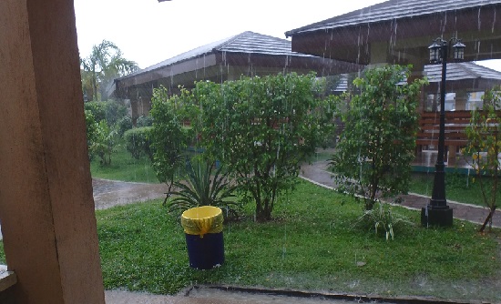 セブ ウェスタンラグーン（Cebu Westown Lagoon）の無料スペースから見る雨