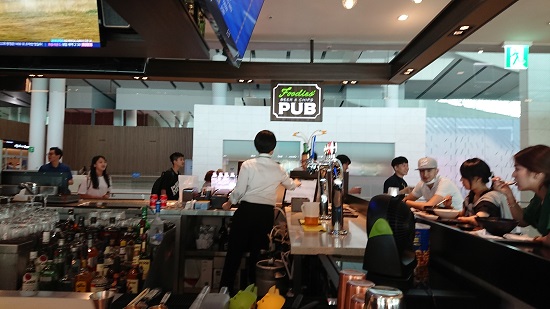 仁川空港第2ターミナルのフードコート「foodies' burgerhunter PUB」