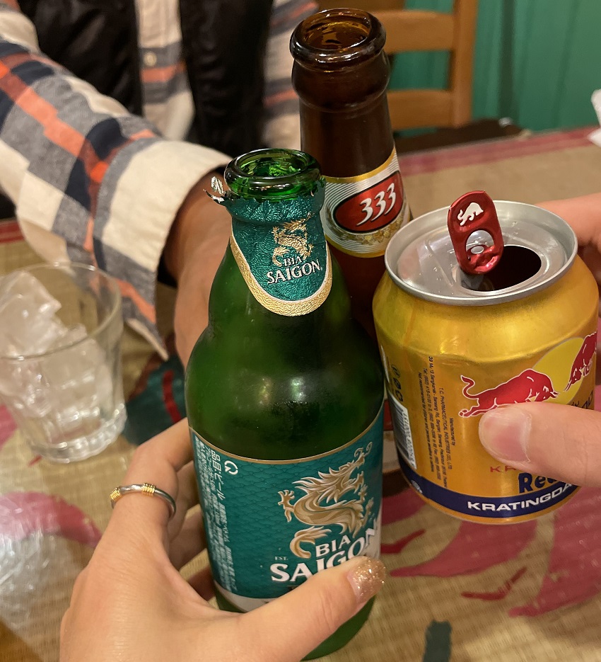 ベトナムビール（333、サイゴンスペシャル、サイゴン）とレッドブル
