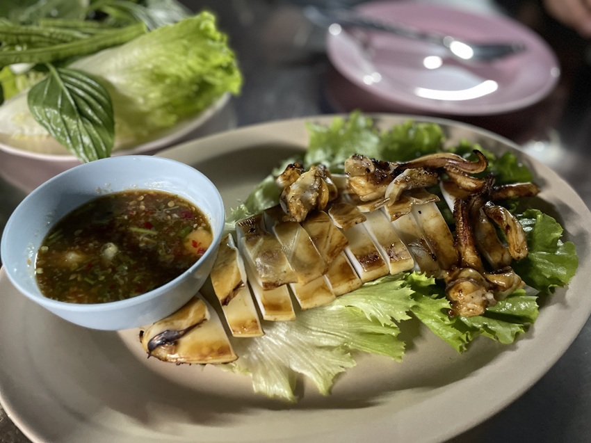 バンコク人気の屋台「ラープペット ヤソートーン」イカ焼き