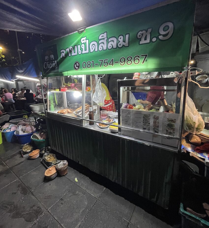 バンコク人気の屋台「ラープペット ヤソートーン」