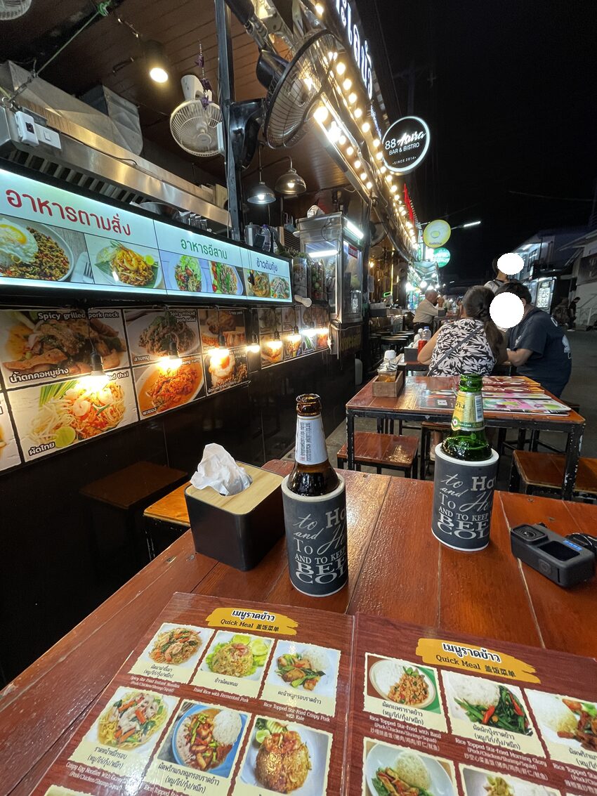 パトンビーチ前、バングラ通りそばのタイ料理屋台タイ料理屋台「อีสานแซ่บ ยำทะเลนัวป่าตอง」