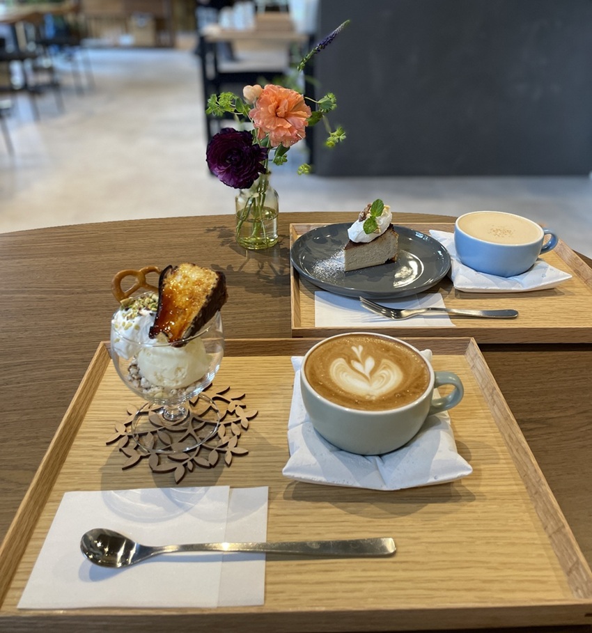 シェアハウスてごカフェメニュー（バスクチーズケーキ・パフェ）