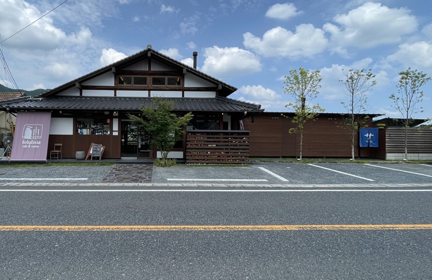 おしゃれカフェとフィンランド式サウナ「kobatoisa」小林工業（美作市）駐車場