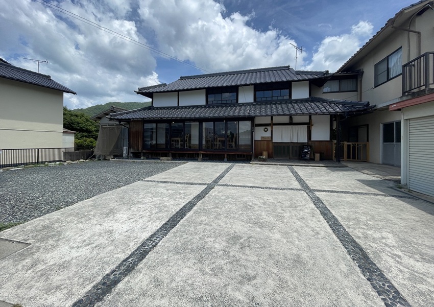 古民家cafe kiara（駐車場）