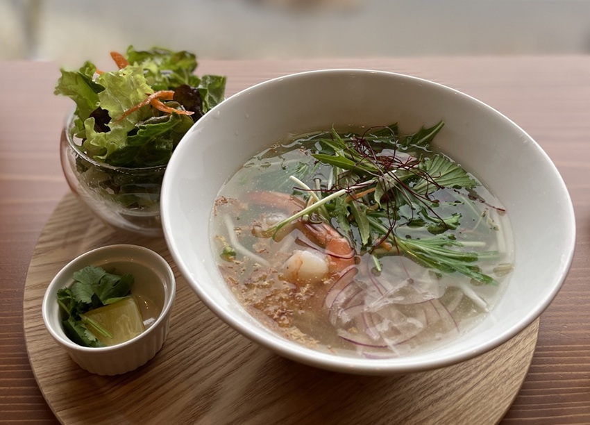 コバトイサの「岡山森林どりと海老のフォー」