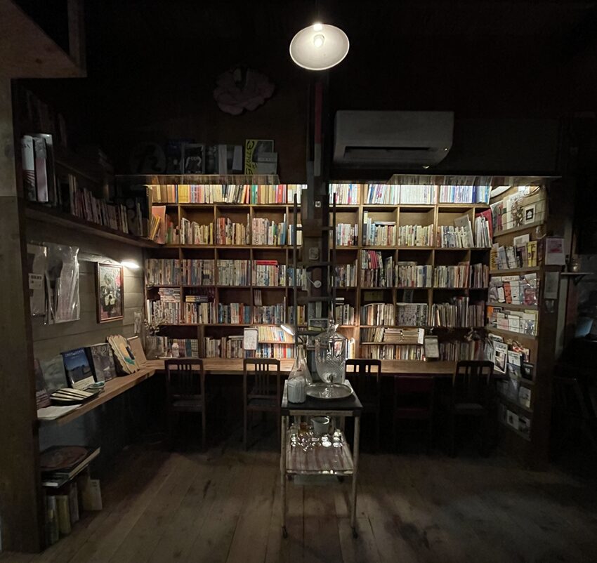 喫茶曲がり店内