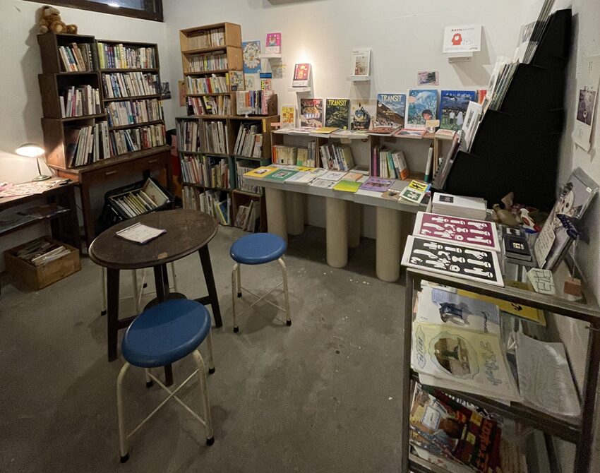 喫茶曲がり店内