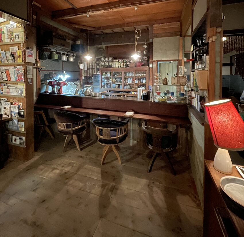 喫茶曲がり店内