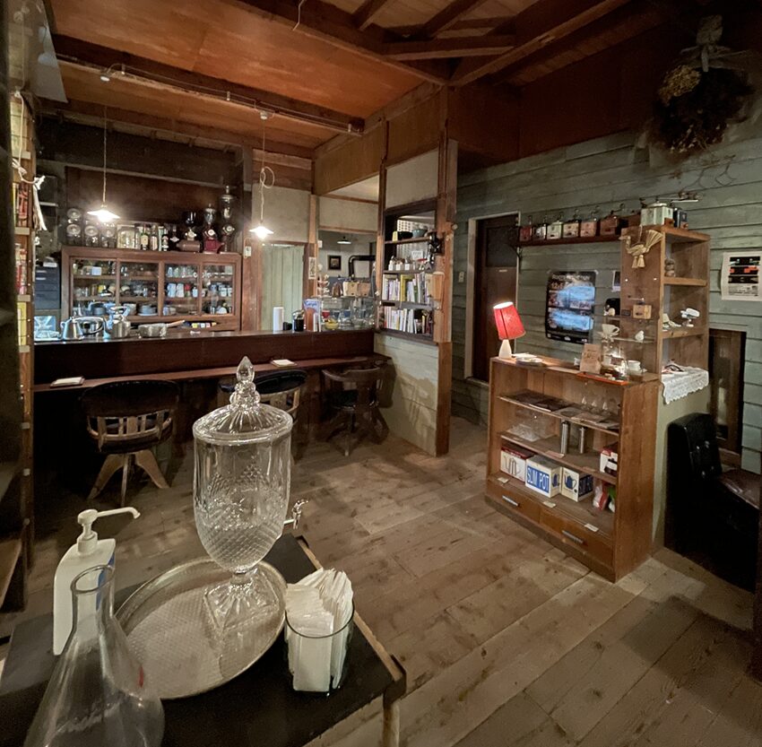 喫茶曲がり店内