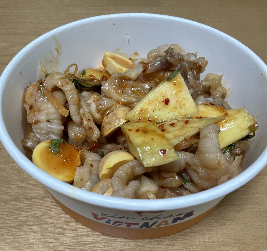 タイ風ソースの卵付き鶏もみじ