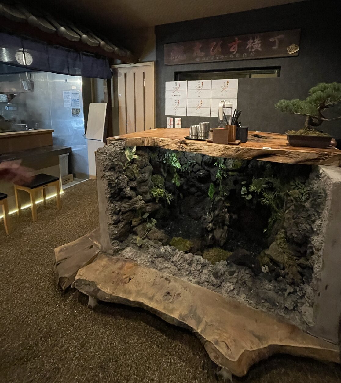 「つやま肉蕎麦すすりや」