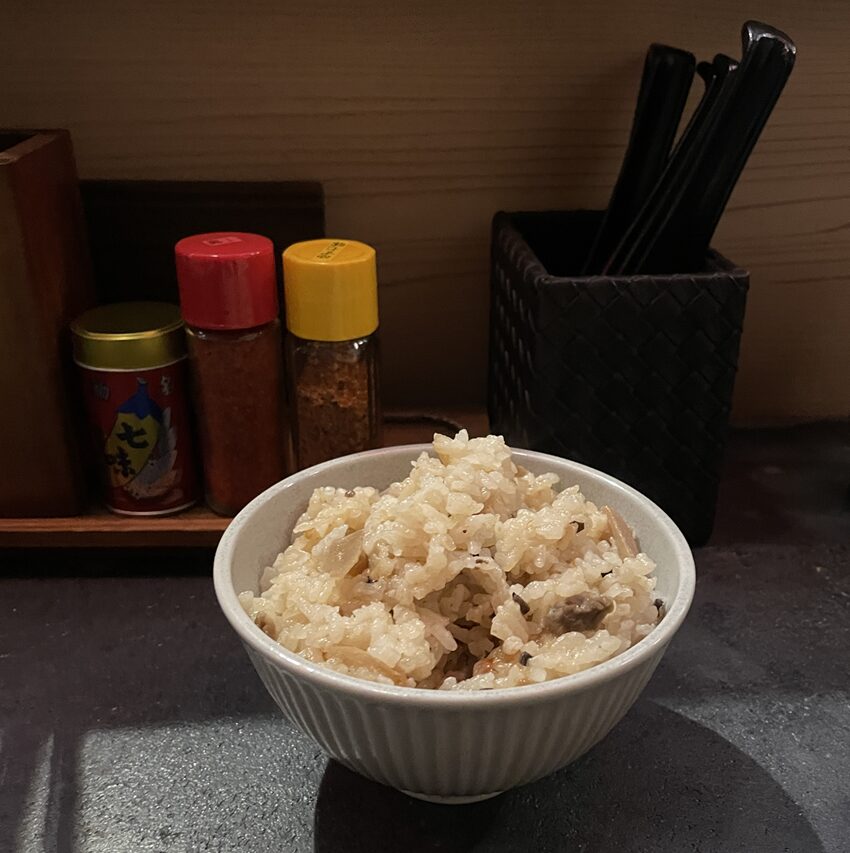 「つやま肉蕎麦すすりや」そずり炊き込みご飯