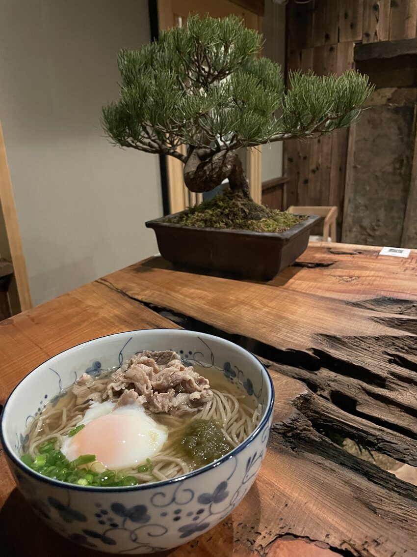 「つやま肉蕎麦すすりや」名物肉そば