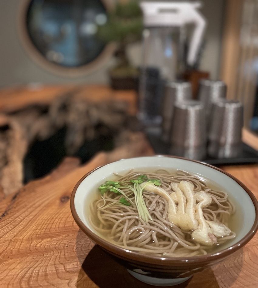 「つやま肉蕎麦すすりや」かけそば