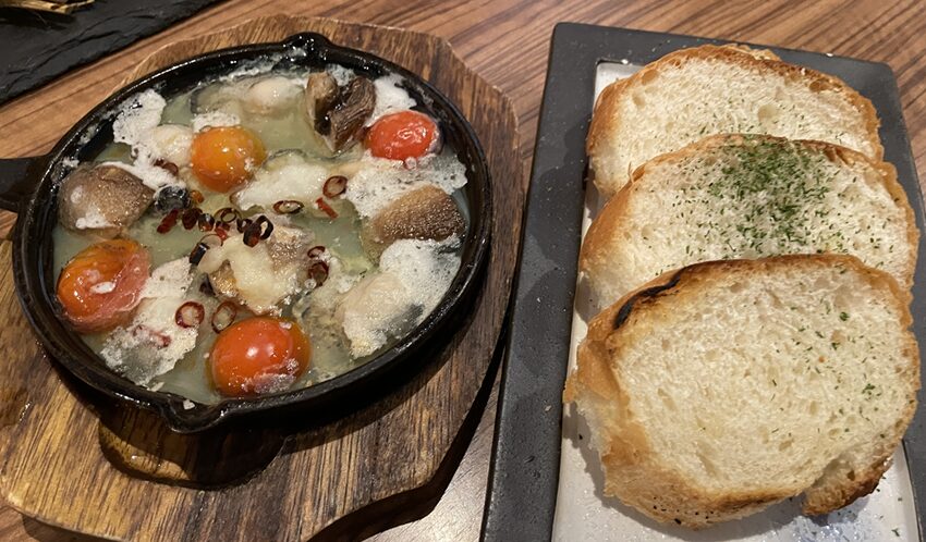 焼酎と地鶏と魚の店 あべべ：牡蠣のアヒージョ