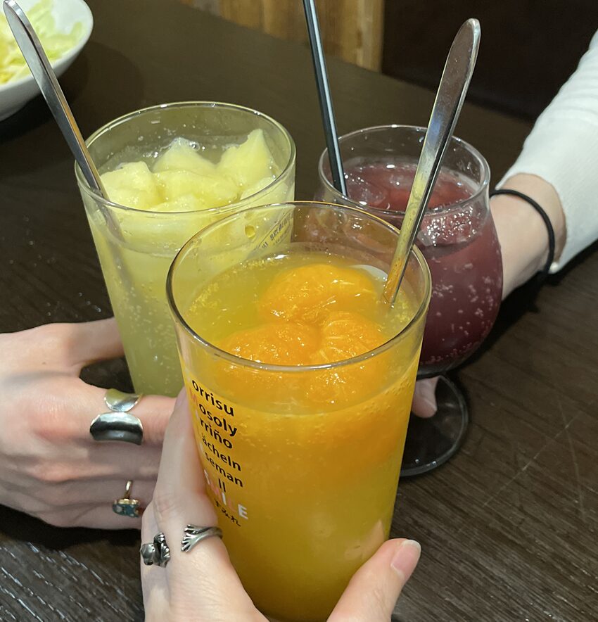 映える凍ったフルーツたっぷりのドリンク